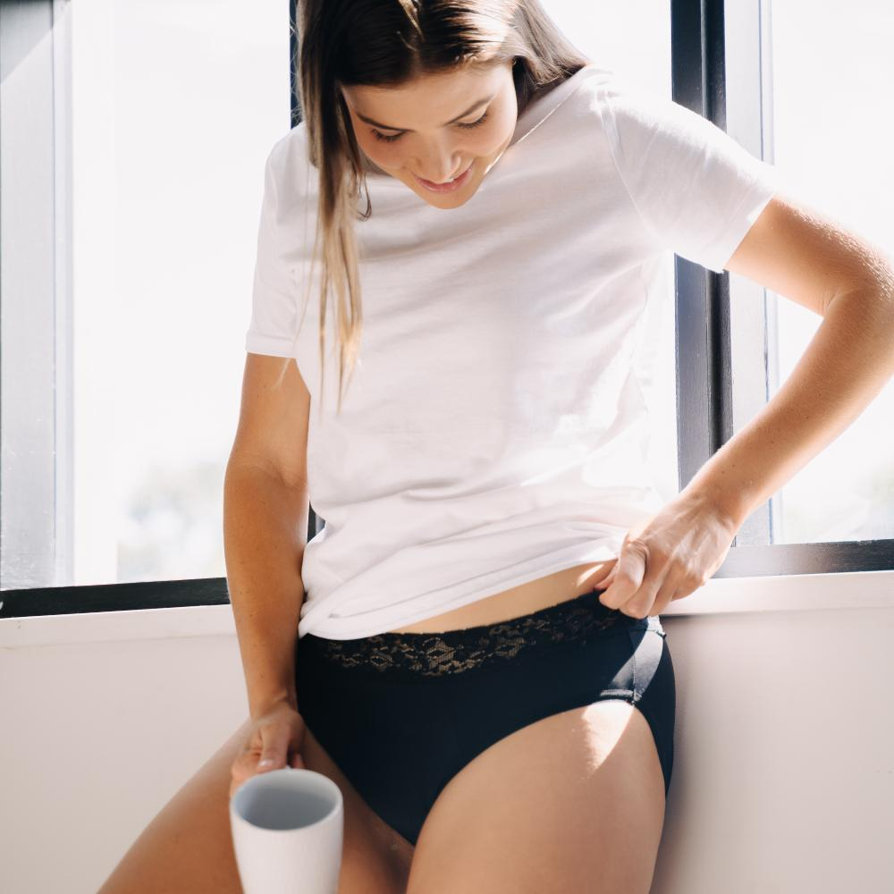 une femme portant une culotte menstruelle